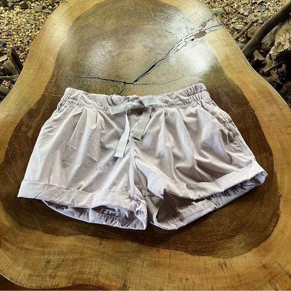 Lululemon Athletica Gray Athletic Spring Break Away Shorts Relaxed Fit Cuffed 10 - Picture 1 of 4
